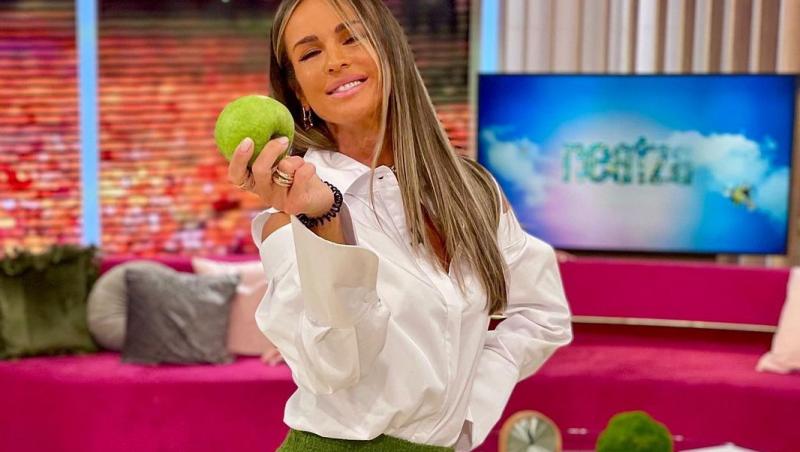 diana munteanu poartă o cămașă albă