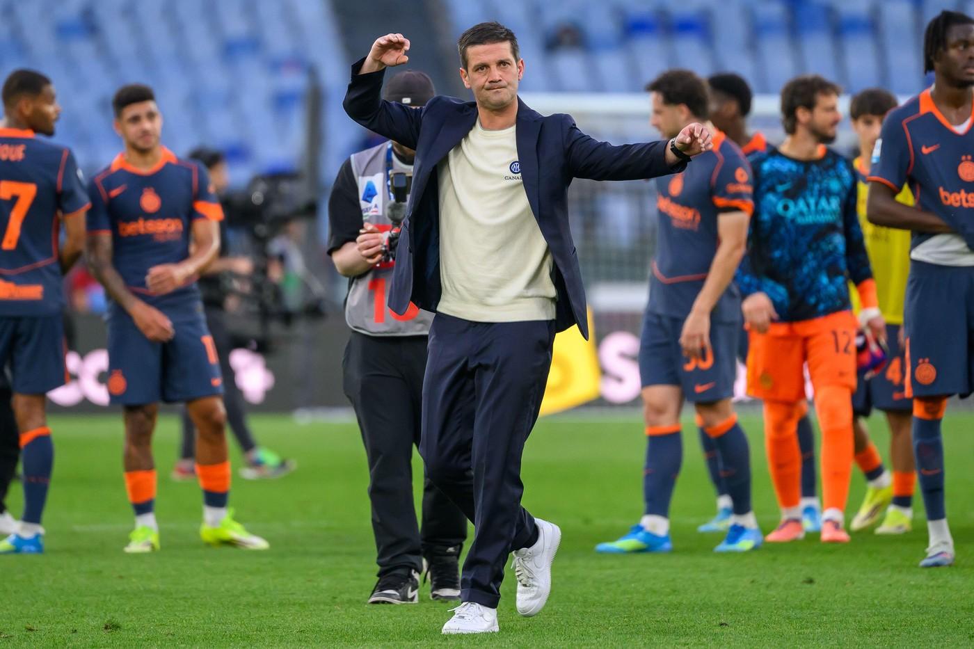 antrenor pe terenul de fotbal pe un fundal deschis la culoare