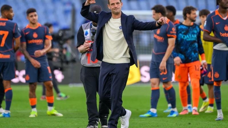 antrenor pe terenul de fotbal pe un fundal deschis la culoare