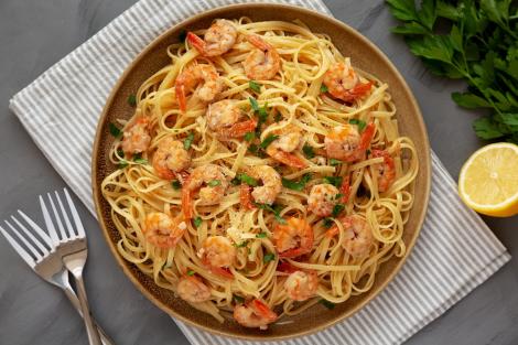 Shrimp Scampi cu unt, usturoi și lăm&acirc;ie. Rețetă de creveți din bucătăria italiană