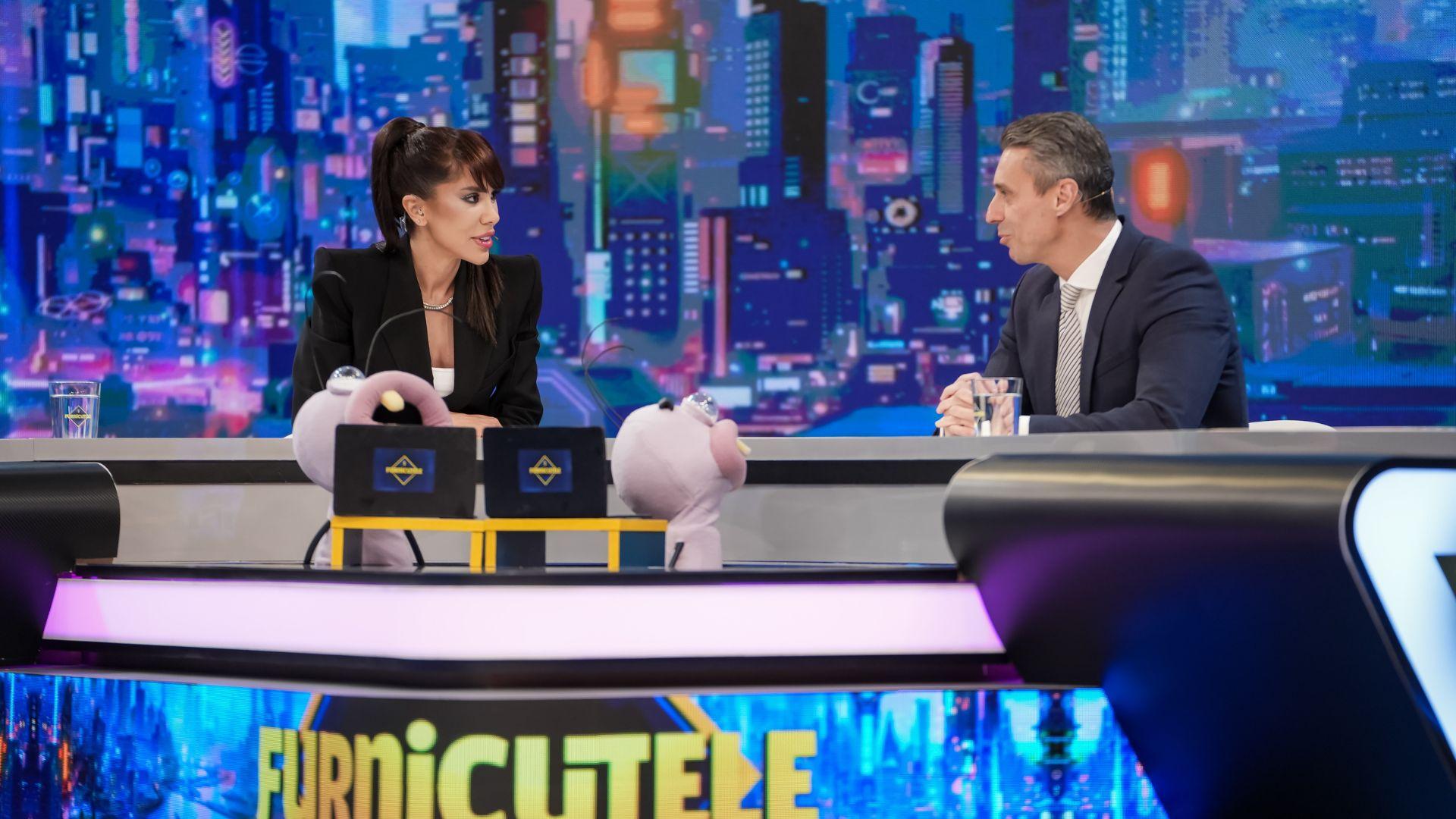 &bdquo;Furnicuțele&rdquo;, invitat Mircea Badea. Omul de televizune a rămas acoperit doar de un prosop &icirc;n fața lui Denise Rifai