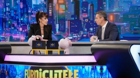 &bdquo;Furnicuțele&rdquo;, invitat Mircea Badea. Omul de televizune a rămas acoperit doar de un prosop &icirc;n fața lui Denise Rifai