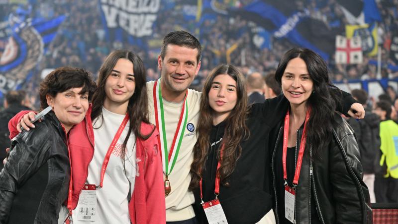 Imaginile momentului cu Cristi Chivu după ce a câștigat Cupa Italiei. Cum a apărut alături de familie pe teren