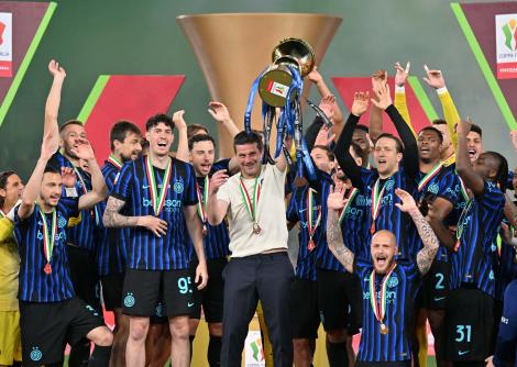Imaginile momentului cu Cristi Chivu după ce a c&acirc;știgat Cupa Italiei. Cum a apărut alături de familie pe teren