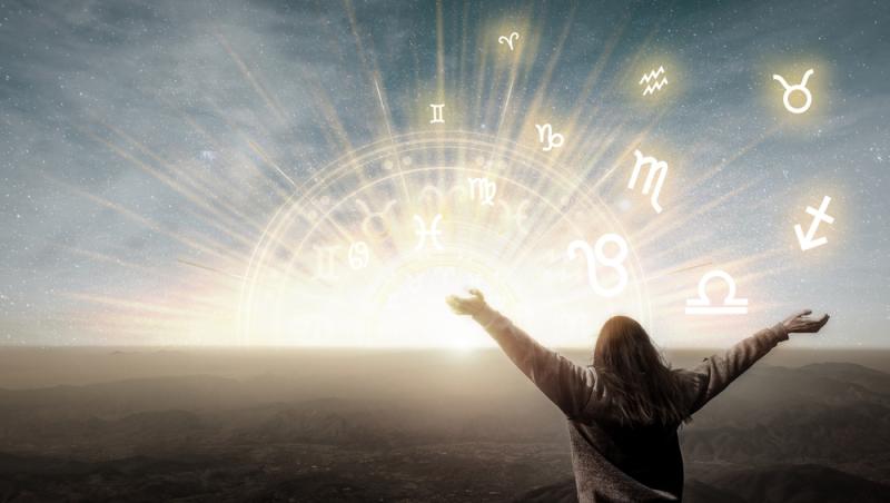 femeie cu mainile ridicate la cer si cercul celor 12 zodii