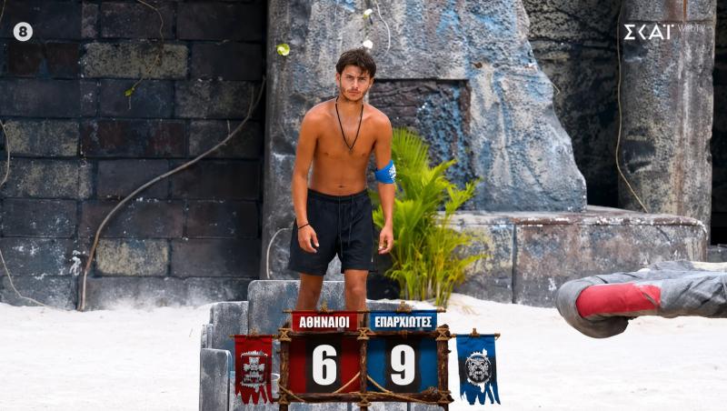 concurent survivor pe un fundal deschis la culoare