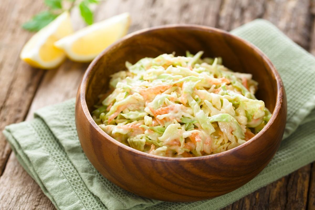 Salată coleslaw cu dressing cremos. Una dintre cele mai apreciate salate din bucătăria internațională
