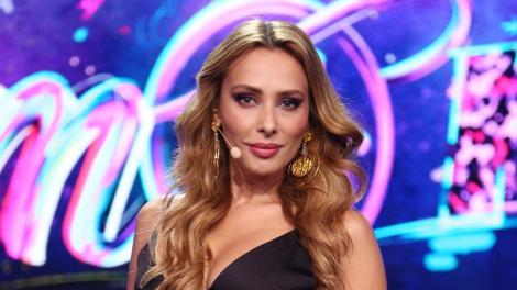 Iulia V&acirc;ntur, apariție spectaculoasă pe covorul roșu la Cannes. Ce ținută a ales prezentatoarea de televiziune