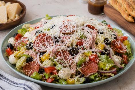 Salată Pizza cu dressing aromat de roșii și oregano. O rețetă care combină gustul mezelurilor cu legume proaspete