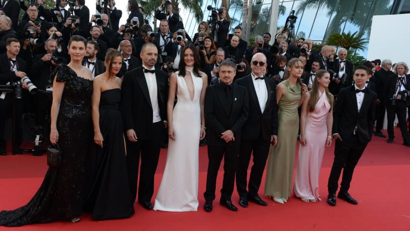 12 minute de ovații la Cannes pentru filmul „Fjord” al lui Cristian Mungiu, cu Sebastian Stan şi Renate Reinsve