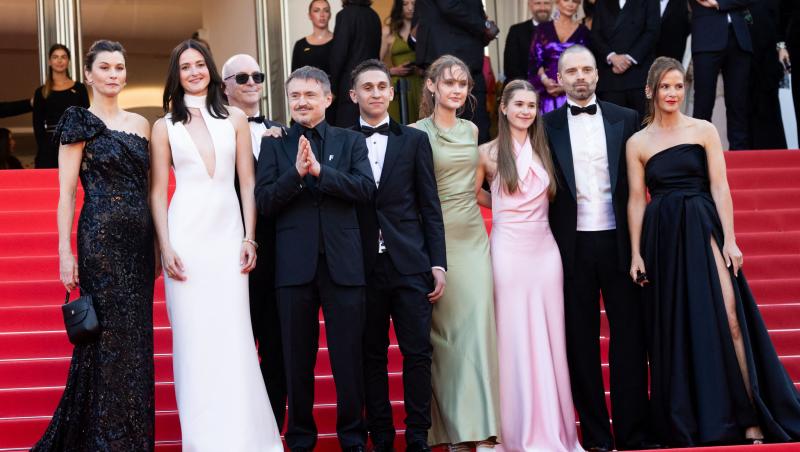 12 minute de ovații la Cannes pentru filmul „Fjord” al lui Cristian Mungiu, cu Sebastian Stan şi Renate Reinsve