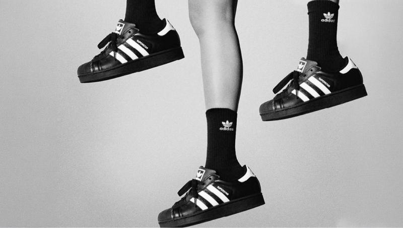 Adidași negri &icirc;n picioarele cuiva