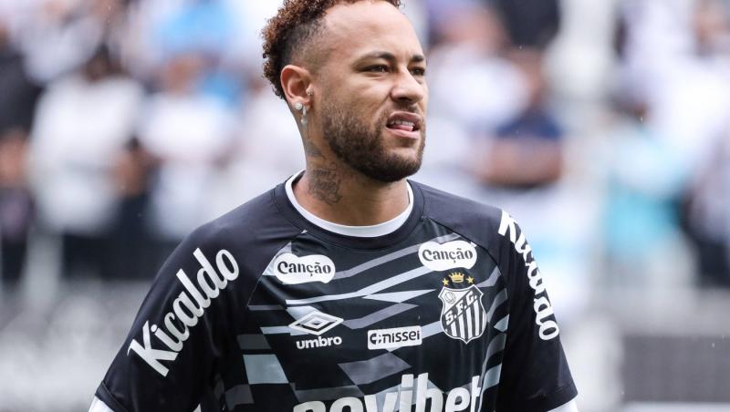 jucător de fotbal pe un fundal deschis la culoare
