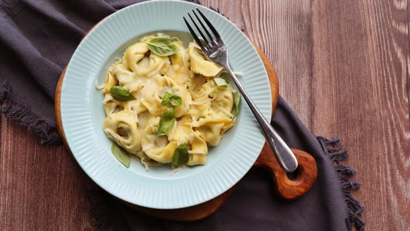 Tortellini cu br&acirc;nză &icirc;n sos de unt cu usturoi. O rețetă pe care merită s-o &icirc;ncerci c&acirc;t mai repede