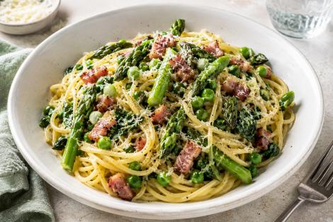 Carbonara cu legume și verdețuri de primăvară. O interpretare delicioasă a celebrei rețete din bucătăria italiană