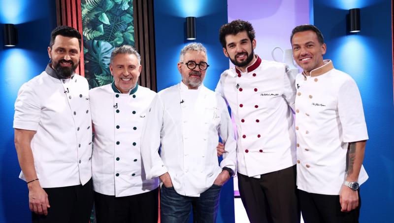 chefi unul l&acirc;ngă altul pe un fundal deschis la culoare