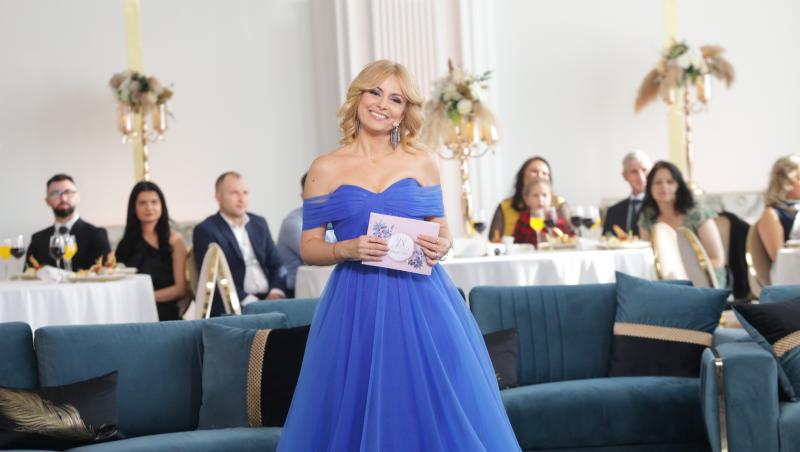 Simona Gherghe &icirc;n rochie albastră