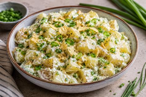 Salată de cartofi cu sm&acirc;nt&acirc;nă și ceapă verde. O rețetă plină de gust și sățietate