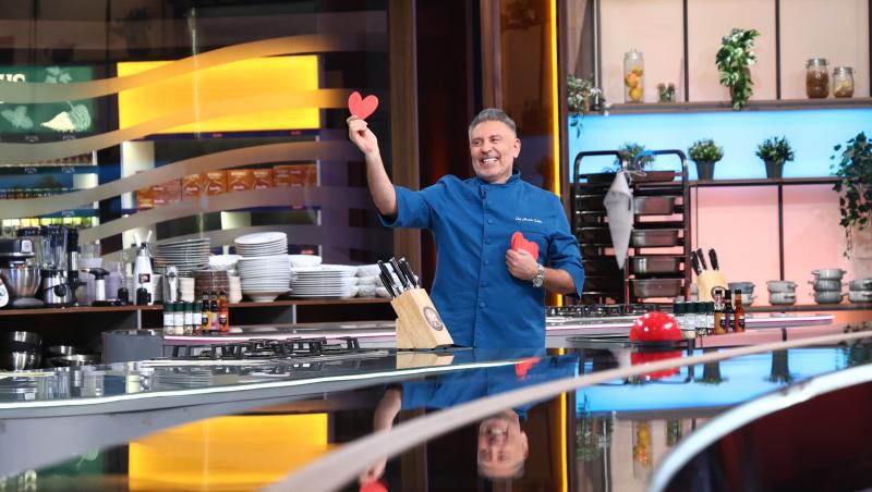 Chef Alexandru Sautner cu o inimă roz din h&acirc;rtie &icirc;n m&acirc;nă