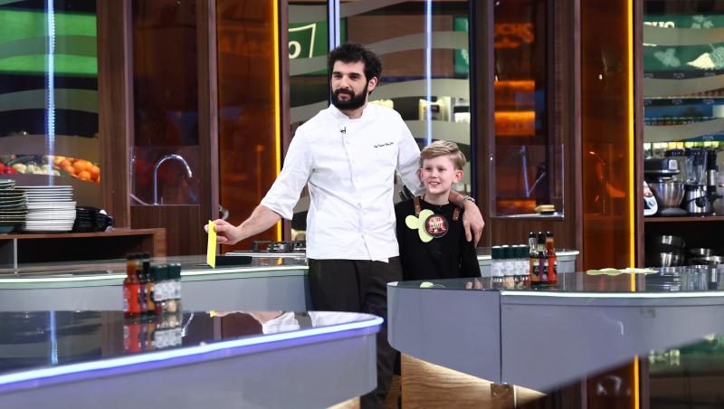 Chef Richard Abou Zaki alături de un concurent din echipa lui de la Chefi la cuțite - Viitorul are gust