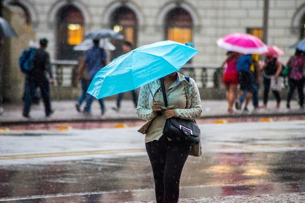 Alertă ANM! Cod galben de ploi torențiale, grindină și v&acirc;nt puternic. Ce județe sunt vizate de avertizarea meteo