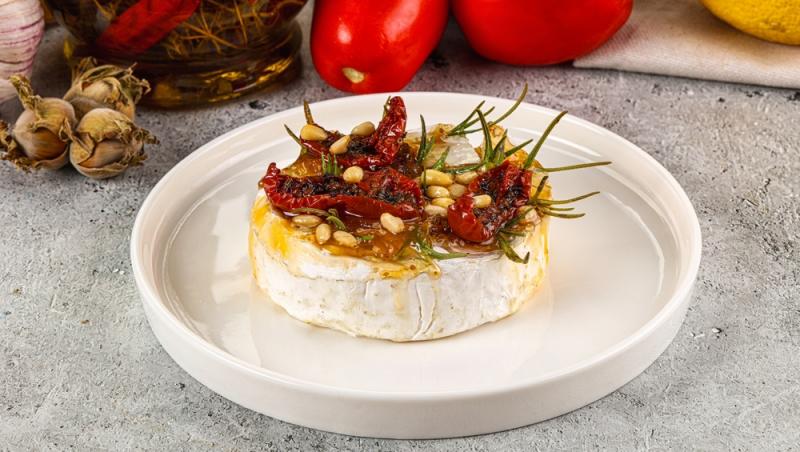 Camembert la cuptor cu miere și fulgi de chili. Un aperitiv care impresionează