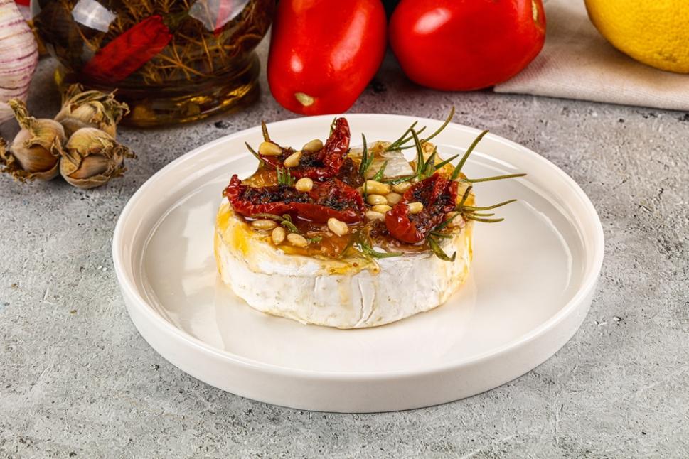 Camembert la cuptor cu miere și fulgi de chili. Un aperitiv care impresionează