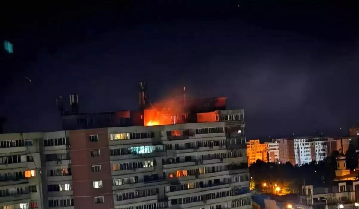 Un bloc în flăcări