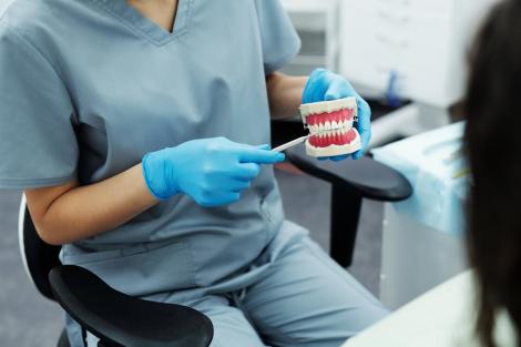 (P) Cum te poate ajuta Gentle Dentist să &icirc;ți recapeți confortul și &icirc;ncrederea &icirc;n z&acirc;mbet