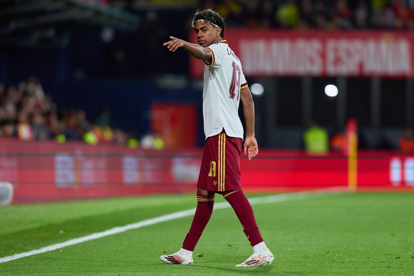 jucător de fotbal pe teren pe un fundal deschis la culoare