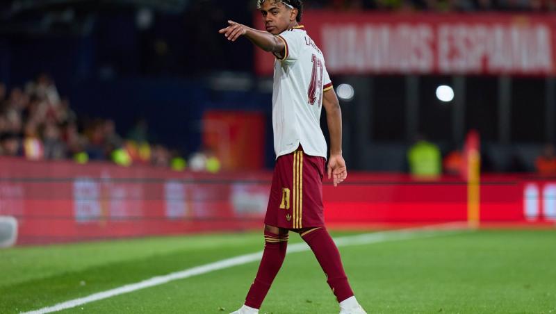 jucător de fotbal pe teren pe un fundal deschis la culoare