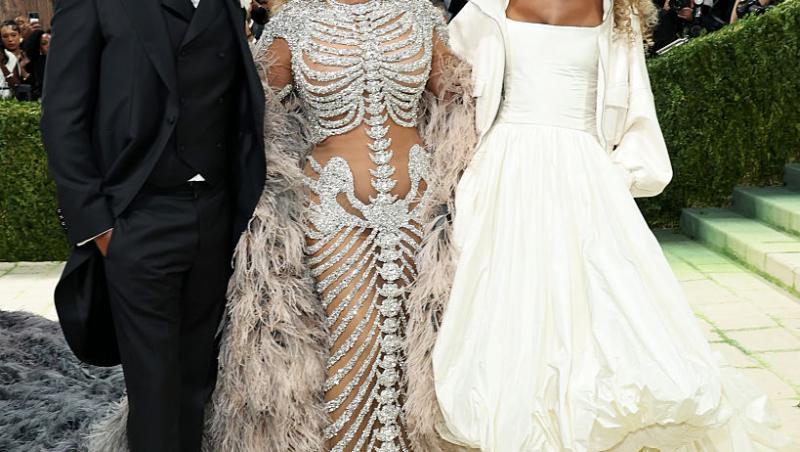 Cele mai neobișnuite ținute de la Met Gala 2026. Cum au pozat vedetele pe covorul roșu