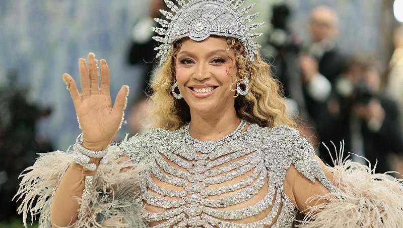 Met Gala 2026 a adus pe covorul roșu apariții spectaculoase și ținute extravagante. Beyoncé, Rihanna, Kim Kardashian și alte vedete au reinterpretat tema „arta costumelor” în moduri surprinzătoare.