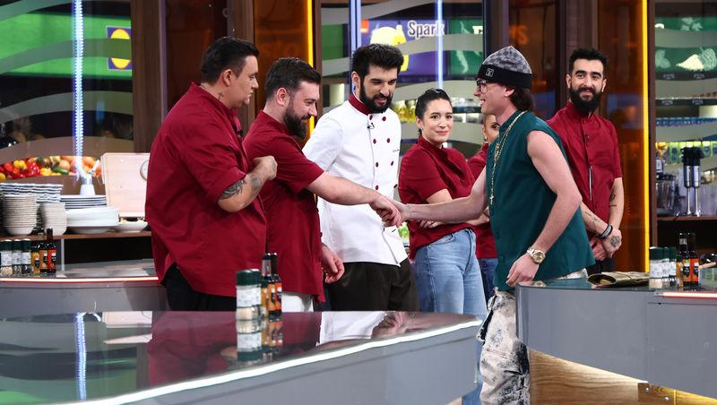 Chefi la cuțite, 5 mai 2026. Un nou concurent și-a făcut apariția în echipa verde. Pe cine a adus chef Alexandru Sautner