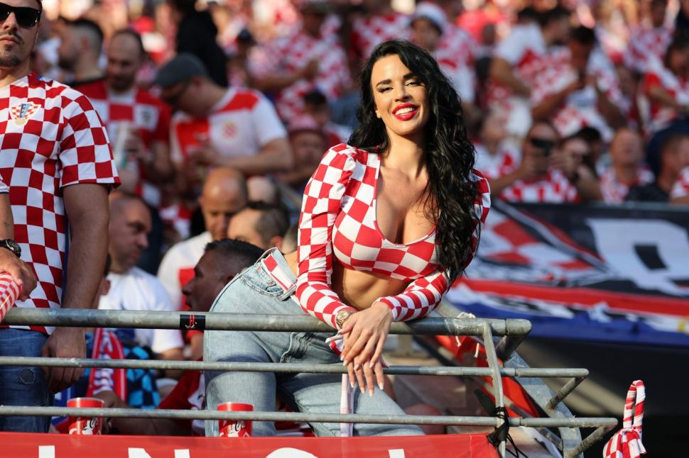 Cea mai sexy suporteră de la Campionatul Mondial s-a reprofilat pe Formula 1. Ținuta incendiară din paddock a făcut furori