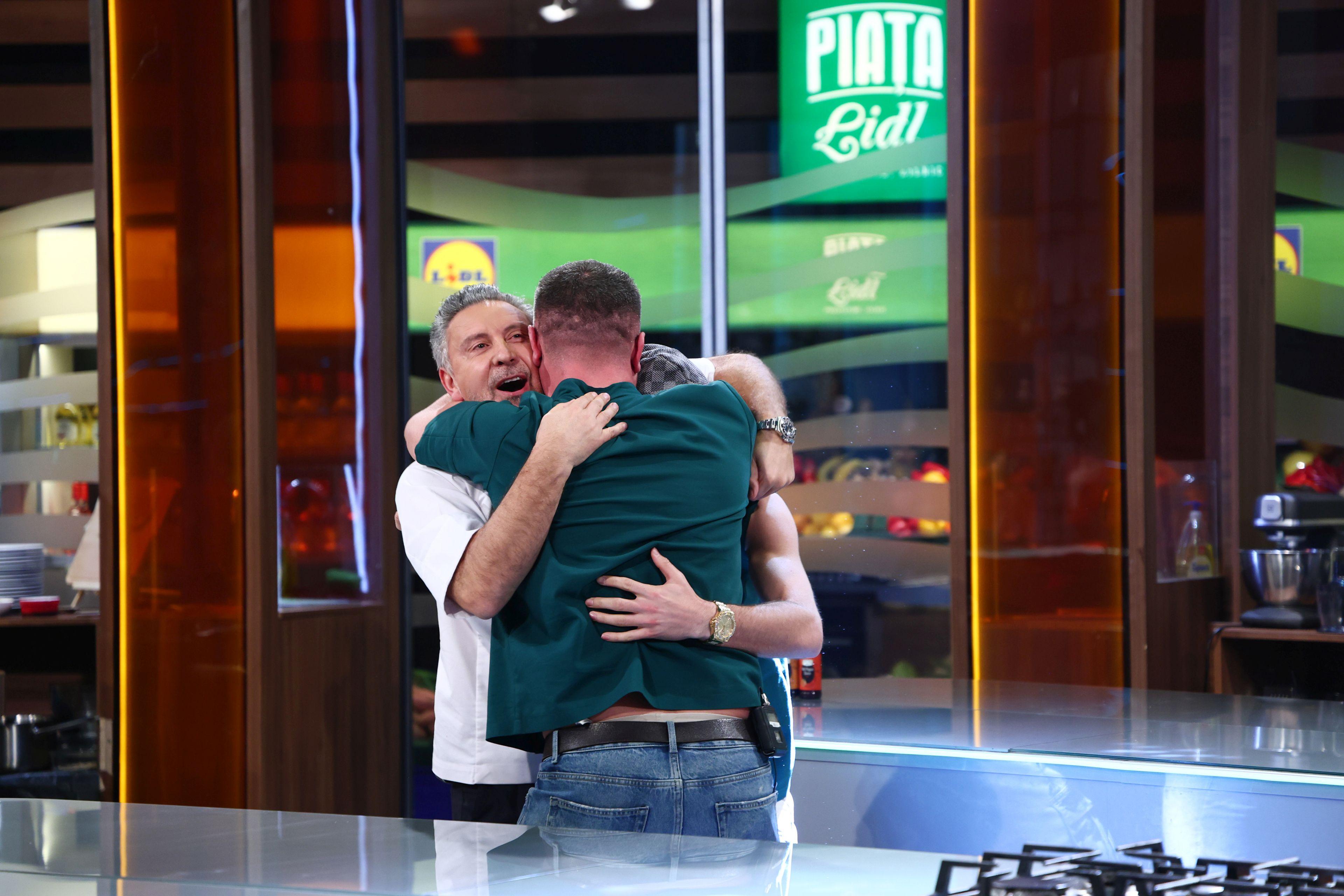 oameni care se îmbrățișează