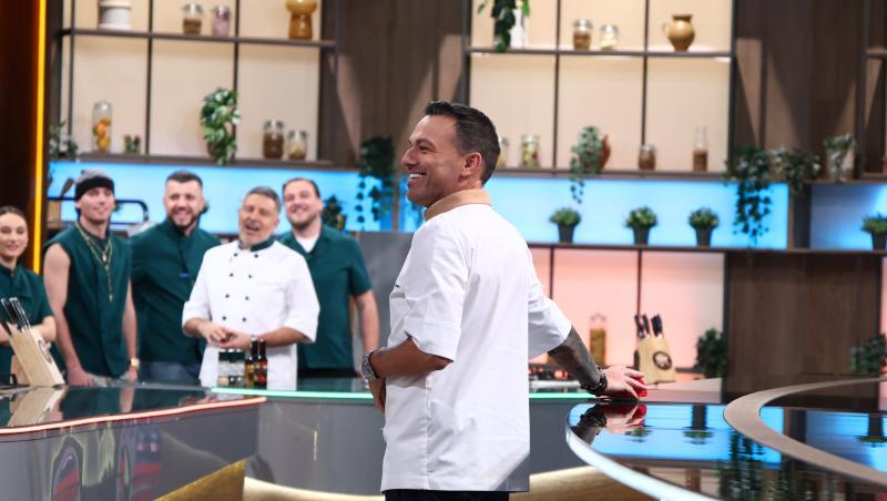 Chef Ștefan Popescu la Chefi la cuțite apăs&acirc;nd butonul roșu din platou