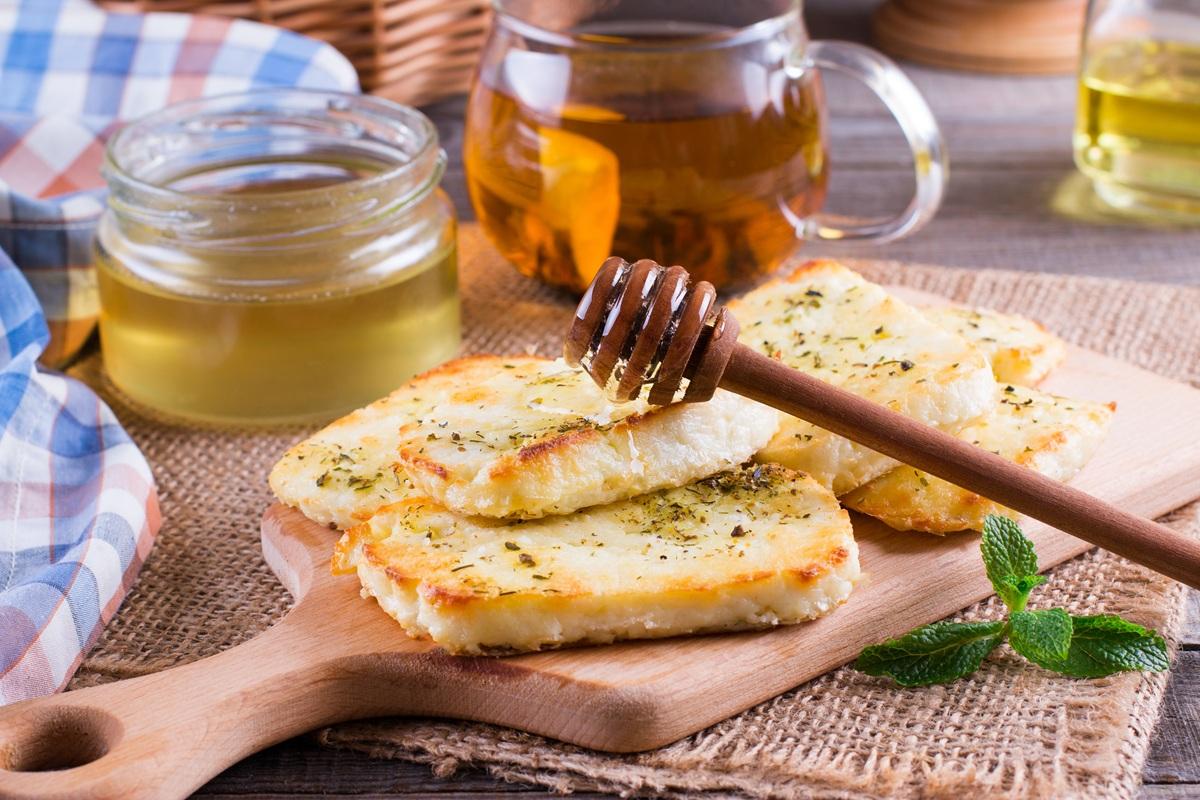 Halloumi auriu cu miere și cimbru. O rețetă simplă, dar cu o aromă complexă