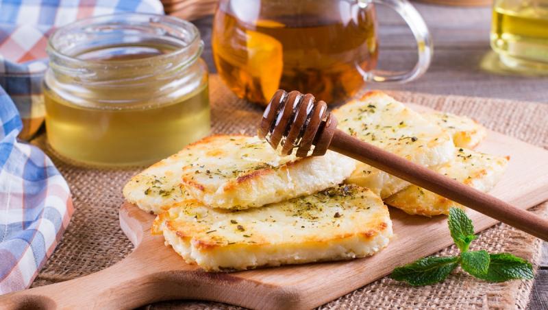 Halloumi auriu cu miere și cimbru. O rețetă simplă, dar cu o aromă complexă