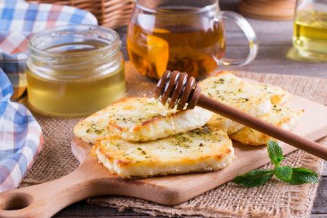 Halloumi auriu cu miere și cimbru. O rețetă simplă, dar cu o aromă complexă