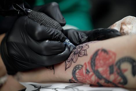 Un rom&acirc;n a fost condamnat la &icirc;nchisoare din cauza tatuajelor de pe corp. Ce avea inscripționat pe piele: &bdquo;Eram t&acirc;năr și prost...&rdquo;