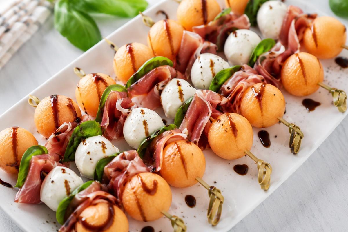 Frigărui aperitiv cu pepene galben, prosciutto și mozzarella. Rețetă pentru gustări simple, de vară