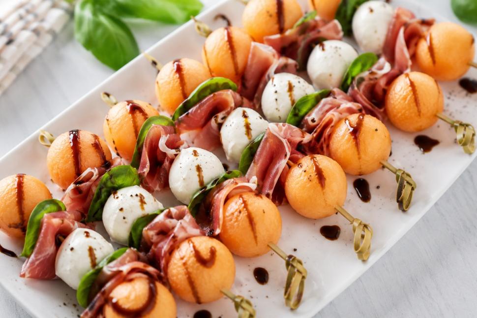 Frigărui aperitiv cu pepene galben, prosciutto și mozzarella. Rețetă pentru gustări simple, de vară