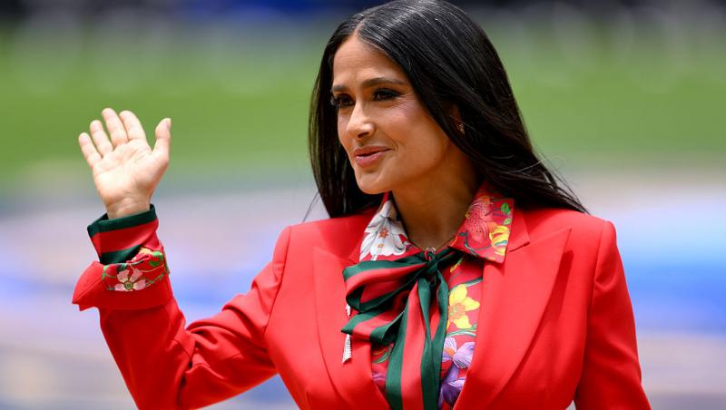 Salma Hayek a întors toate privirile într-un costum roșu la deschiderea Campionatului Mondial. Cum arată ținuta purtată de vedetă