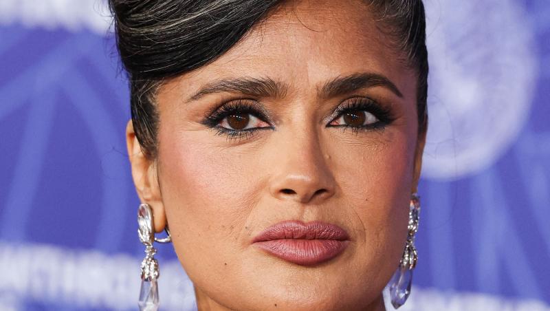 Salma Hayek a întors toate privirile într-un costum roșu la deschiderea Campionatului Mondial. Cum arată ținuta purtată de vedetă