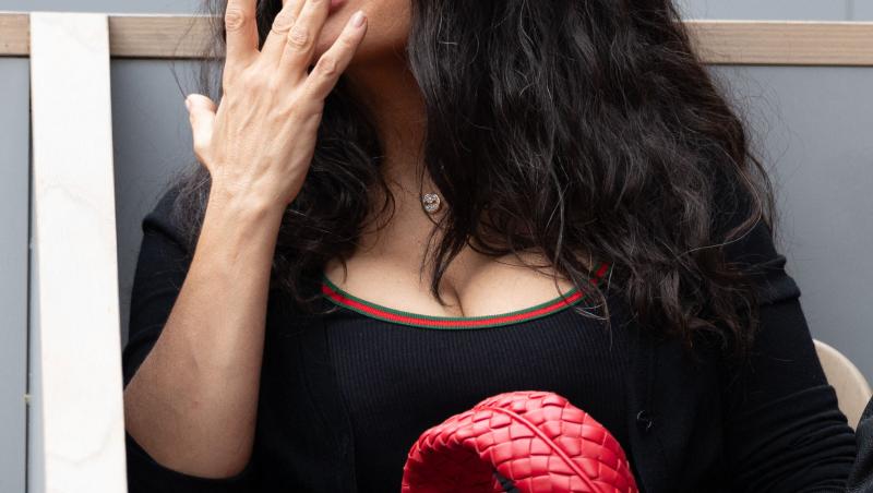 Salma Hayek a întors toate privirile într-un costum roșu la deschiderea Campionatului Mondial. Cum arată ținuta purtată de vedetă