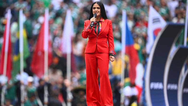 Salma Hayek a întors toate privirile într-un costum roșu la deschiderea Campionatului Mondial. Cum arată ținuta purtată de vedetă
