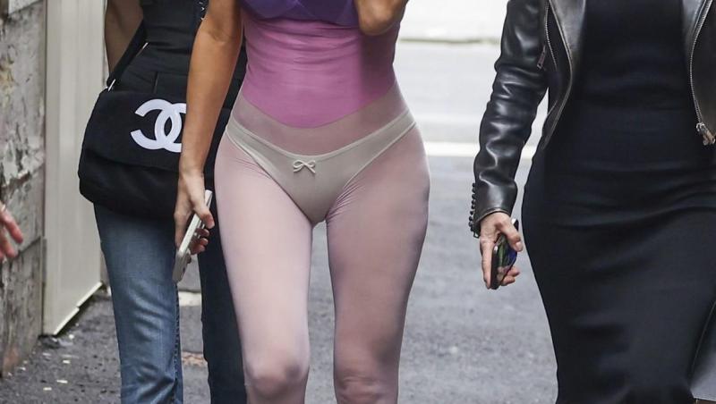 Bianca Censori și-a revărsat bustul generos într-un costum nud din latex. Cum arată ținuta care a împărțit internetul în două