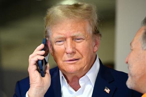 Telefonul lansat de Donald Trump e, de fapt, copia unui model chinezesc. C&acirc;t costă dispozitivul