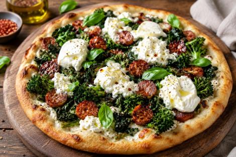 Pizza rustică cu c&acirc;rnați picanți, burrata și verdețuri de sezon, mai gustoasă și mai consistentă dec&acirc;t o pizza clasică